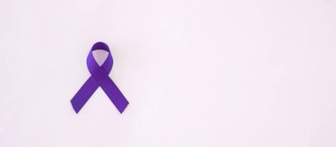 Pankreas kanseri, dünya alzaymır, epilepsi, lupus ve aile içi şiddet günü farkındalık ayı, yaşayan insanları desteklemek için mor kurdele tutan kadın. Sağlık ve Dünya Kanser Günü konsepti
