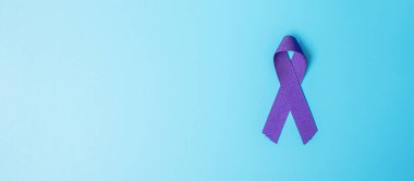 Pankreas kanseri, dünya alzaymır, epilepsi, lupus ve aile içi şiddet günü farkındalık ayı, yaşayan insanları desteklemek için mor kurdele tutan kadın. Sağlık ve Dünya Kanser Günü konsepti