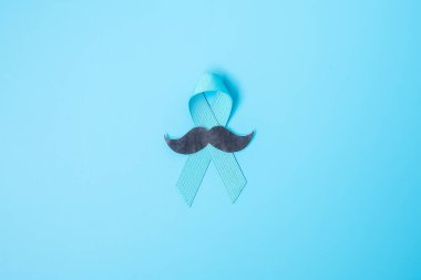 November Prostate Kanser Farkındalığı Ayı, yaşayan ve hastalıkları desteklemek için bıyıklı açık mavi kurdele. Sağlık, Uluslararası erkekler, Baba ve Dünya Kanser Günü konsepti