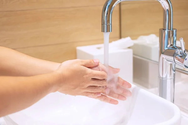 Mujer Lavándose Las Manos Con Jabón Líquido Agua Del Grifo — Foto de Stock