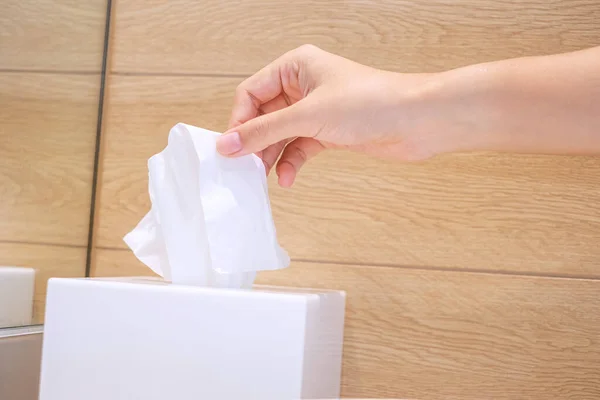 Mujer Tirando Papel Higiénico Baño Limpieza Estilo Vida Concepto Higiene —  Fotos de Stock