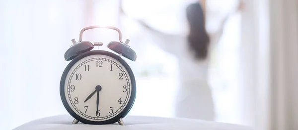 Reloj Despertador Primer Plano Con Mujer Feliz Estirándose Dormitorio Después —  Fotos de Stock