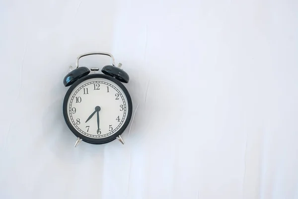 Fekete Retro Ébresztőóra Ágyban Reggel Ébredés Friss Pihenés Van Egy — Stock Fotó