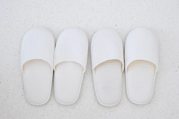 Nuevas Zapatillas Blancas Suavidad Sobre Fondo Mármol Hotel Lujo Casa —  Fotos de Stock