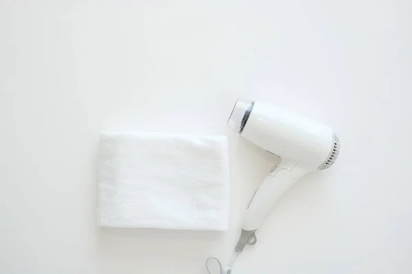 Witte Haardroger Katoenen Handdoek Bed Luxe Hotel Modern Huis Met — Stockfoto
