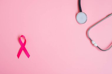 Göğüs Kanseri Farkındalığı, Pembe Kurdeleli Pembe Kurdele pembe arka planda yaşayan ve hastalıklı insanları desteklemek için. Kadın Sağlığı ve Dünya Kanser Günü konsepti