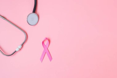 Göğüs Kanseri Farkındalığı, Pembe Kurdeleli Pembe Kurdele pembe arka planda yaşayan ve hastalıklı insanları desteklemek için. Kadın Sağlığı ve Dünya Kanser Günü konsepti