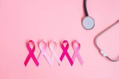 Göğüs Kanseri Farkındalığı, Pembe Kurdeleli Pembe Kurdele pembe arka planda yaşayan ve hastalıklı insanları desteklemek için. Kadın Sağlığı ve Dünya Kanser Günü konsepti