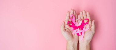 Ekim Kanser Farkındalığı Ayı, pembe arka planda Pembe Kurdele tutan Yetişkin Kadın Yaşayan ve Hastalıkları Desteklemek İçin. Uluslararası Kadınlar, Anne ve Dünya Kanser Günü Konsepti