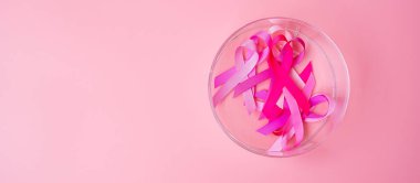 Ekim Kanser Farkındalığı Ayı, pembe arka planda Pembe Kurdele Yaşayan ve Hastalıkları Desteklemek İçin. Uluslararası Kadınlar, Anne ve Dünya Kanser Günü Konsepti