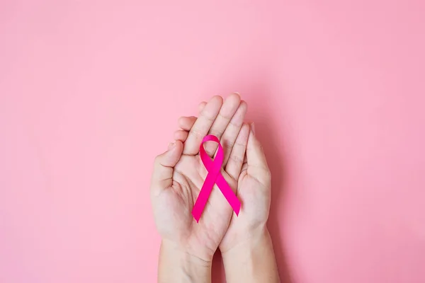 十月乳腺癌意识月 成年妇女手牵着粉红丝带的背景 以支持人们的生活和疾病 国际妇女 母亲和世界癌症日概念 — 图库照片