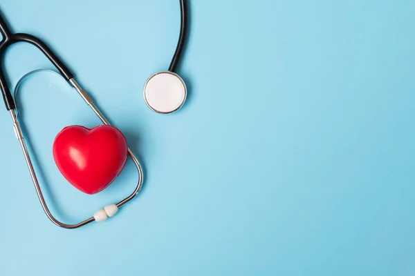 Stethoskop Mit Roter Herzform Auf Blauem Hintergrund Mit Kopierraum Für — Stockfoto