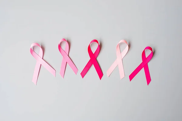 Październikowy Miesiąc Świadomości Raka Piersi Różowa Wstążka Szarym Tle Wspierania — Zdjęcie stockowe