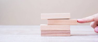 İşadamı kuleye tahta bloğu yerleştiriyor ya da çekiyor. İş planlaması, Risk Yönetimi, Çözüm, Sigorta ve Strateji Konseptleri