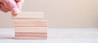 İşadamı kuleye tahta bloğu yerleştiriyor ya da çekiyor. İş planlaması, Risk Yönetimi, Çözüm, Sigorta ve Strateji Konseptleri