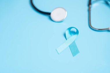 November Prostate Kanser Farkındalığı, yaşayan ve hastalık geçiren insanları desteklemek için steteskoplu açık mavi kurdele. Erkek Sağlığı, Uluslararası Erkekler ve Dünya Kanser Günü Konsepti