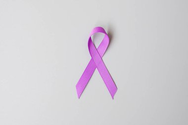 Pankreas kanseri, dünya alzaymır, epilepsi, lupus ve aile içi şiddet günü farkındalık ayı, yaşayan insanları desteklemek için mor kurdele tutan kadın. Sağlık ve Dünya Kanser Günü konsepti