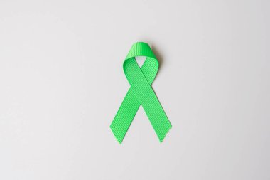 Yaşayan ve hastalıkları desteklemek için gri arka planda yeşil kurdele rengi. Karaciğer, safra kesesi safra kesesi kanseri ve organ bağışı farkındalık ayı konsepti