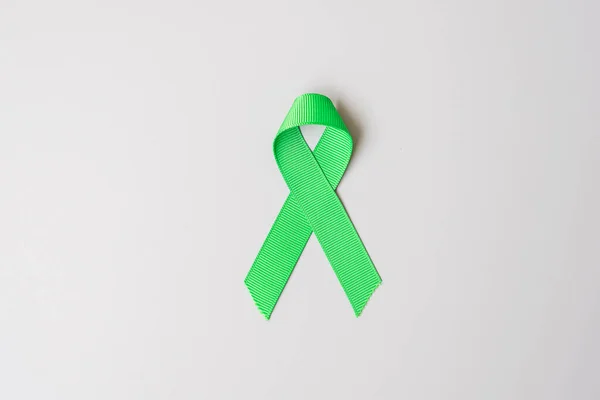 Cinta Color Verde Sobre Fondo Gris Para Apoyar Las Personas — Foto de Stock