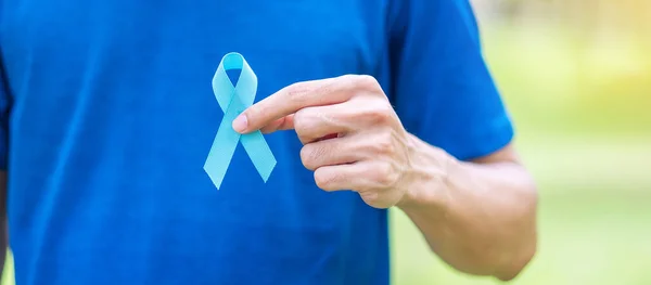 Novembro Mês Conscientização Câncer Próstata Homem Camisa Azul Com Mão — Fotografia de Stock