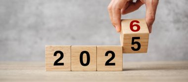 2025 'ten 2026' ya kadar olan el çevirme bloğu masada. Çözüm, strateji, plan, hedef, motivasyon, yeniden başlatma, iş ve yeni yıl tatili kavramları