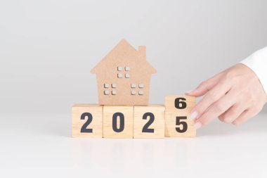 2025 'in sonunda ev modeliyle mutlu yıllar 2026' ya. gayrimenkul, konut kredisi ve ipotek, vergi, yatırım, finans, tasarruf ve yeni yıl kararı kavramları
