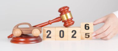 2025 'in sonunda mutlu yıllar 2026' ya küçük oyuncak araba modelleri ve yargıç tokmağıyla mahkeme masasında. Araba Kanunu, Sigorta, Otomatik Vergi, Açık Artırma ve Açık Artırma Kavramları