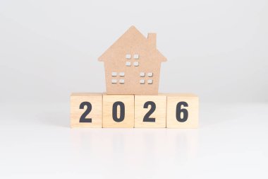 Ev modeliyle mutlu yıllar 2026. gayrimenkul, konut kredisi ve ipotek, vergi, yatırım, finans, tasarruf ve yeni yıl kararı kavramları