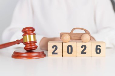Yeni yılınız kutlu olsun. Küçük oyuncak araba modelleri ve yargıç tokmağı mahkeme masasında. Araba Kanunu, Sigorta, Otomatik Vergi, Açık Artırma ve Açık Artırma Kavramları
