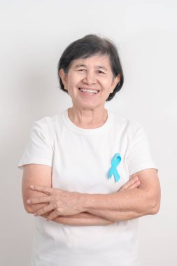 Mavi kasım, kasım prostat kanseri farkındalık ayı, dünya diyabet günü, erkek sağlığı ayı, uluslararası erkekler, baba günü kavramı için mavi kurdeleli yaşlılar. Sağlık ve Dünya Kanser Günü