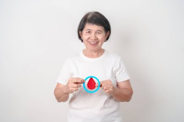 Dünya Diyabet Günü için Mavi Çember ve kırmızı kan damlası olan yaşlı kadın, Mavi Kasım Sağlık Ayı, Diyabet Bilinci, Kan şekeri kontrolü, İnsülin, Glikoz taraması, Bağış ve Sağlık Kontrolü