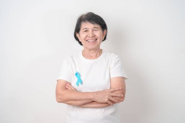 Mavi kasım, kasım prostat kanseri farkındalık ayı, dünya diyabet günü, erkek sağlığı ayı, uluslararası erkekler, baba günü kavramı için mavi kurdeleli yaşlılar. Sağlık ve Dünya Kanser Günü