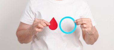 Dünya Diyabet Günü için Mavi Çember ve kırmızı kan damlası olan yaşlı kadın, Mavi Kasım Sağlık Ayı, Diyabet Bilinci, Kan şekeri kontrolü, İnsülin, Glikoz taraması, Bağış ve Sağlık Kontrolü