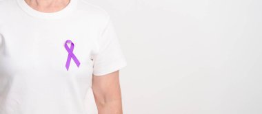 Şiddet, Pankreas, Özfageal, Testis kanseri, Alzheimer, Epilepsi, Lupus, Crohn, Thyroid, Sarkoidoz ve Fibromiyalji için mor kurdeleli yaşlılar. Farkındalık ayı ve Dünya Kanser Günü 