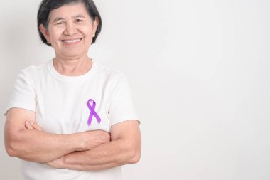 Şiddet, Pankreas, Özfageal, Testis kanseri, Alzheimer, Epilepsi, Lupus, Crohn, Thyroid, Sarkoidoz ve Fibromiyalji için mor kurdeleli yaşlılar. Farkındalık ayı ve Dünya Kanser Günü 