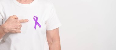 Şiddet, Pankreas, Özfageal, Testis kanseri, Alzheimer, Epilepsi, Lupus, Crohn, Thyroid, Sarkoidoz ve Fibromiyalji için mor kurdeleli yaşlılar. Farkındalık ayı ve Dünya Kanser Günü 