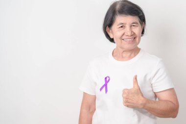 Şiddet, Pankreas, Özfageal, Testis kanseri, Alzheimer, Epilepsi, Lupus, Crohn, Thyroid, Sarkoidoz ve Fibromiyalji için mor kurdeleli yaşlılar. Farkındalık ayı ve Dünya Kanser Günü 