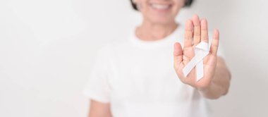 Konsept için beyaz kurdeleli yaşlılar Kasım Akciğer Kanseri Bilinci Ayı, Kadınlara Karşı Şiddeti Durdurma, Evlat Edinme, Mayıs Retinoblastoma, Kadın Sağlığı Eylemi, Mart Osteoporozu, Ekim Osteoporoz 