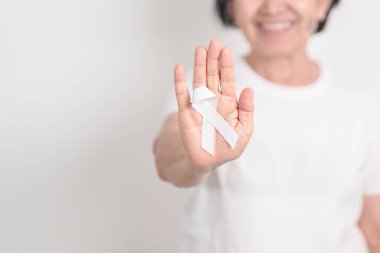 Konsept için beyaz kurdeleli yaşlılar Kasım Akciğer Kanseri Bilinci Ayı, Kadınlara Karşı Şiddeti Durdurma, Evlat Edinme, Mayıs Retinoblastoma, Kadın Sağlığı Eylemi, Mart Osteoporozu, Ekim Osteoporoz 