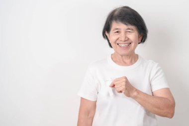 Konsept için beyaz kurdeleli yaşlılar Kasım Akciğer Kanseri Bilinci Ayı, Kadınlara Karşı Şiddeti Durdurma, Evlat Edinme, Mayıs Retinoblastoma, Kadın Sağlığı Eylemi, Mart Osteoporozu, Ekim Osteoporoz 