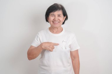Konsept için beyaz kurdeleli yaşlılar Kasım Akciğer Kanseri Bilinci Ayı, Kadınlara Karşı Şiddeti Durdurma, Evlat Edinme, Mayıs Retinoblastoma, Kadın Sağlığı Eylemi, Mart Osteoporozu, Ekim Osteoporoz 