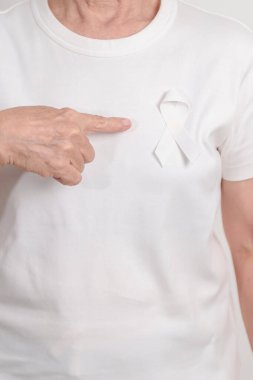 Konsept için beyaz kurdeleli yaşlılar Kasım Akciğer Kanseri Bilinci Ayı, Kadınlara Karşı Şiddeti Durdurma, Evlat Edinme, Mayıs Retinoblastoma, Kadın Sağlığı Eylemi, Mart Osteoporozu, Ekim Osteoporoz 