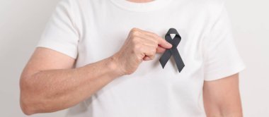 Mayıs Melanoması ve cilt kanseri farkındalığı ayı için siyah kurdeleli yaşlılar, Ekim Aşısı yaralanması farkındalığı ayı, Yas Hatırası, Mart Uyku Farkındalığı Haftası, Çete Önleme ve Şiddete Karşı Mücadele 