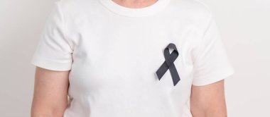 Mayıs Melanoması ve cilt kanseri farkındalığı ayı için siyah kurdeleli yaşlılar, Ekim Aşısı yaralanması farkındalığı ayı, Yas Hatırası, Mart Uyku Farkındalığı Haftası, Çete Önleme ve Şiddete Karşı Mücadele 