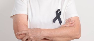 Mayıs Melanoması ve cilt kanseri farkındalığı ayı için siyah kurdeleli yaşlılar, Ekim Aşısı yaralanması farkındalığı ayı, Yas Hatırası, Mart Uyku Farkındalığı Haftası, Çete Önleme ve Şiddete Karşı Mücadele 