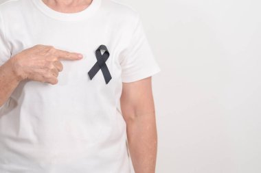 Mayıs Melanoması ve cilt kanseri farkındalığı ayı için siyah kurdeleli yaşlılar, Ekim Aşısı yaralanması farkındalığı ayı, Yas Hatırası, Mart Uyku Farkındalığı Haftası, Çete Önleme ve Şiddete Karşı Mücadele 