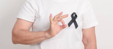 Mayıs Melanoması ve cilt kanseri farkındalığı ayı için siyah kurdeleli yaşlılar, Ekim Aşısı yaralanması farkındalığı ayı, Yas Hatırası, Mart Uyku Farkındalığı Haftası, Çete Önleme ve Şiddete Karşı Mücadele 