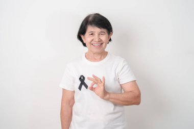 Mayıs Melanoması ve cilt kanseri farkındalığı ayı için siyah kurdeleli yaşlılar, Ekim Aşısı yaralanması farkındalığı ayı, Yas Hatırası, Mart Uyku Farkındalığı Haftası, Çete Önleme ve Şiddete Karşı Mücadele 