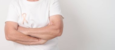 Eylül ayı için Şeftali Kurdeleli yaşlı kadın Uterin Kanser Bilinci Ayı, Endometrial Kanser, Jinekoloji, Rahim ve Yumurtalıklar, Endometriyozis, Haziran Vajinal Kanser ve Dünya Kanser Günü Konsepti