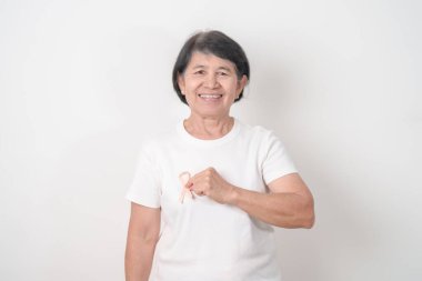 Eylül ayı için Şeftali Kurdeleli yaşlı kadın Uterin Kanser Bilinci Ayı, Endometrial Kanser, Jinekoloji, Rahim ve Yumurtalıklar, Endometriyozis, Haziran Vajinal Kanser ve Dünya Kanser Günü Konsepti